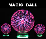 Lampe plasma, globe magique avec éclairs attirés par la main. Sphère lumière plasma