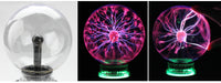 Lampe plasma, globe magique avec éclairs attirés par la main. Sphère lumière plasma