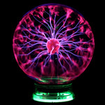 Lampe plasma, globe magique avec éclairs attirés par la main. Sphère lumière plasma