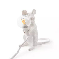 Petite lampe originale en forme de souris ou rat. Luminaire design à LED style nordique