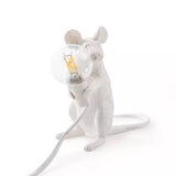 Petite lampe originale en forme de souris ou rat. Luminaire design à LED style nordique