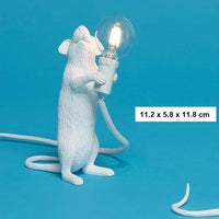 Petite lampe originale en forme de souris ou rat. Luminaire design à LED style nordique