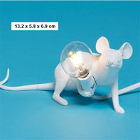 Petite lampe originale en forme de souris ou rat. Luminaire design à LED style nordique