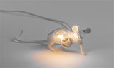 Petite lampe originale en forme de souris ou rat. Luminaire design à LED style nordique