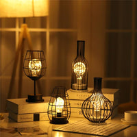 Lampe avec ampoule dans une bouteille ou un verre. Luminaire design métal original et moderne