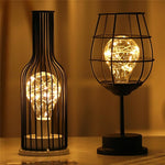Lampe avec ampoule dans une bouteille ou un verre. Luminaire design métal original et moderne