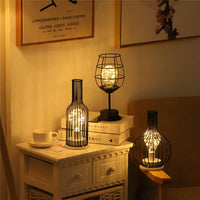 Lampe avec ampoule dans une bouteille ou un verre. Luminaire design métal original et moderne