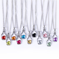 Chaîne avec pendentif cœur dans une bouteille