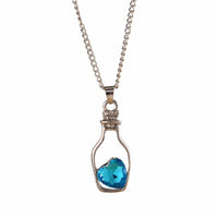 Chaîne avec pendentif cœur dans une bouteille