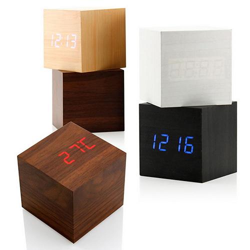 Réveil en bois CUBE, avec affichage LED et contrôle acoustique.