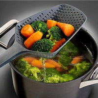 Louche égouttoir. Grosse cuillère pour égoutter les pâtes riz etc en se servant