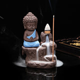 Fontaine d'encens, avec cascade de fumée. Porte encens zen moine bouddha yoga